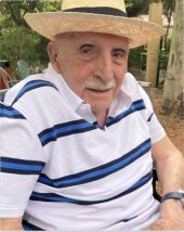Photo d'origine : un homme âgé en polo rayé