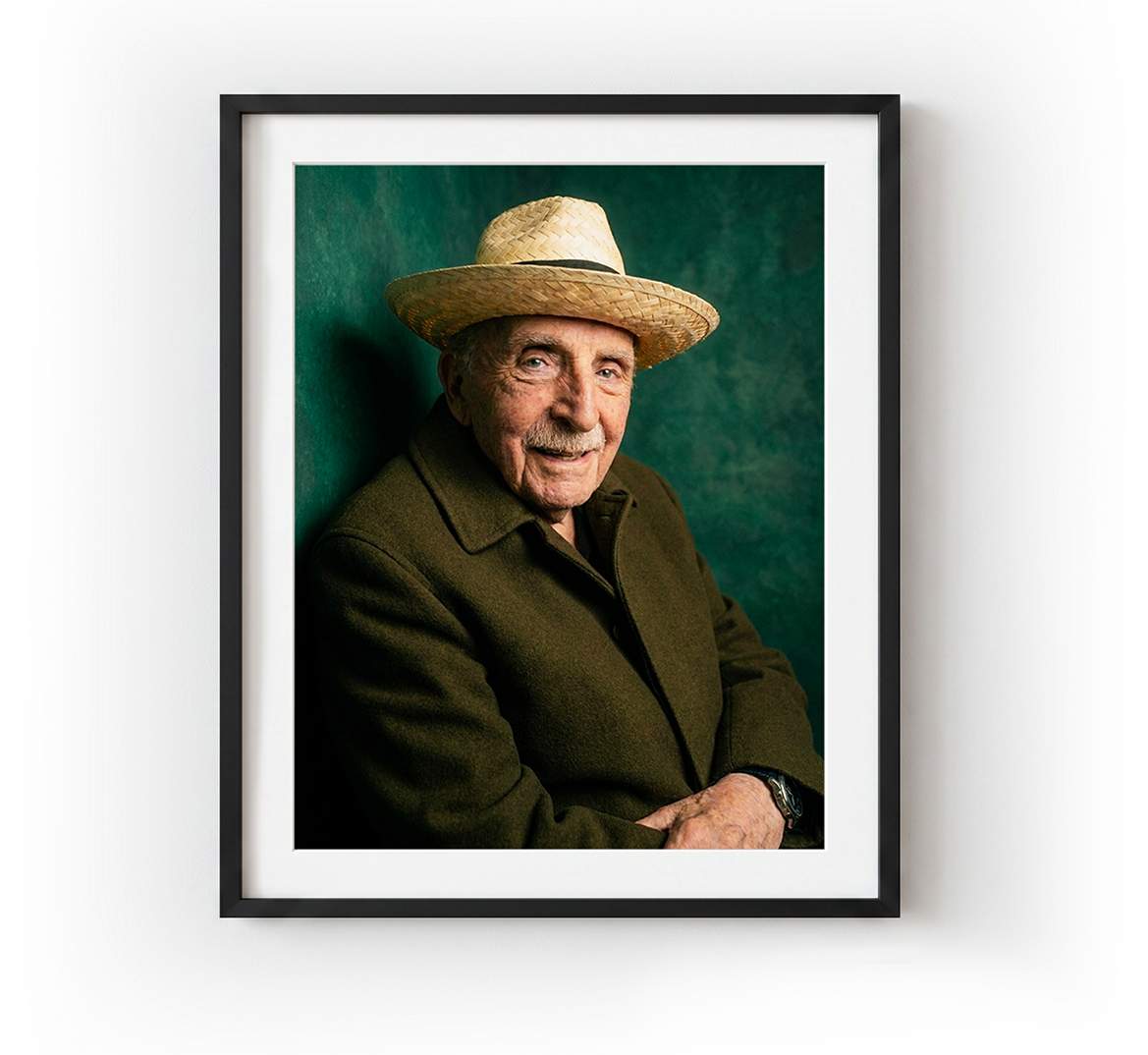 Portrait de cérémonie d'un homme âgé au chapeau de paille, présenté encadré